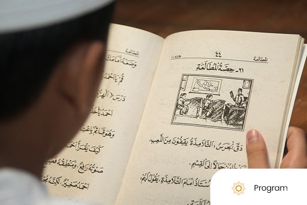 Santri dilatih agar mampu memahami, berbicara, membaca, dan menulis bahasa Arab dengan baik, sehingga dapat mengakses sumber ajaran Islam secara langsung.